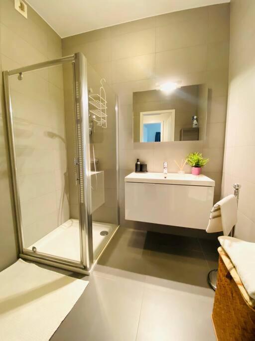 Large 3 Bedrooms In Center W Terraces & Parking Apartamento