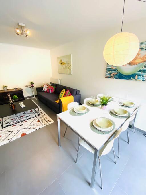 Large 3 Bedrooms In Center W Terraces & Parking Appartement *