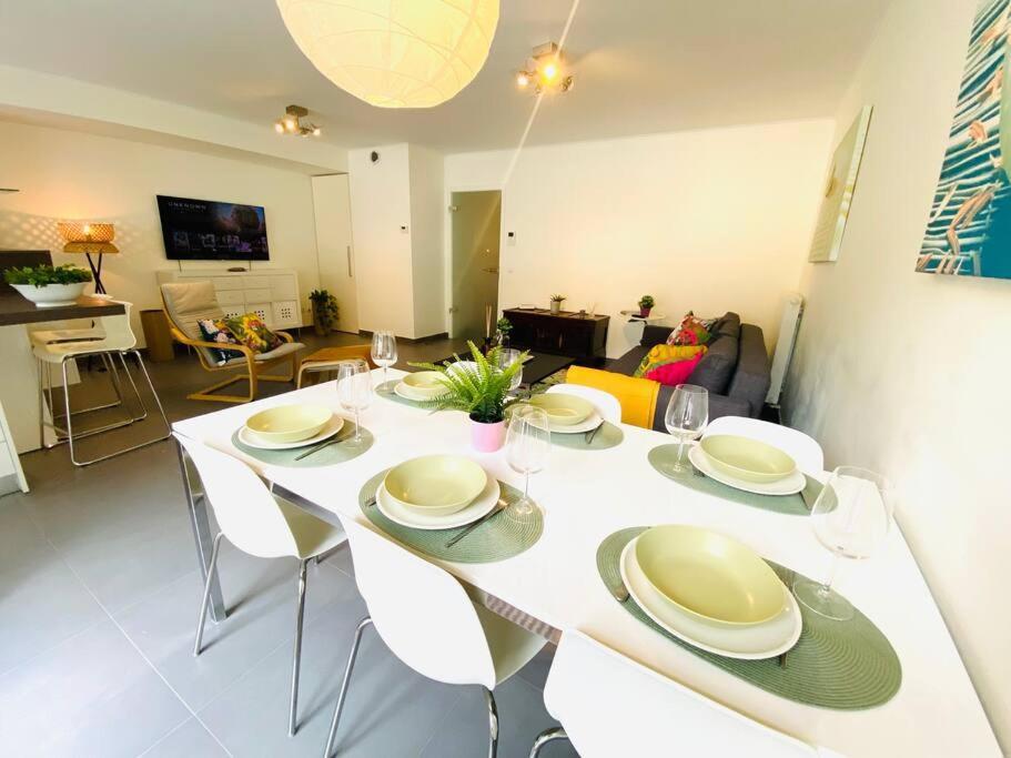 Large 3 Bedrooms In Center W Terraces & Parking *
